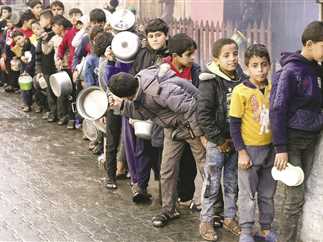 صوت غزة 14 ينتظرون دورهم لأجل رغيف خبز